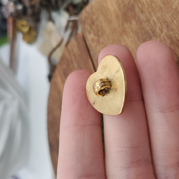 Victorian Gloss Gold Tone Heart Button P408 - Picture 2 of 3